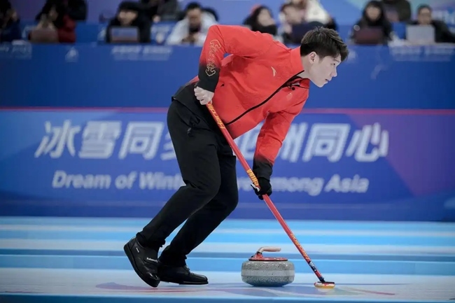 2月4日，中國隊選手王智宇在比賽中擦冰。新華社記者 江漢 攝