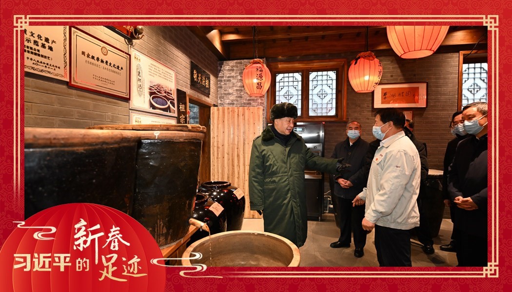 2022年1月27日，習(xí)近平總書記沿街巷察看山西平遙古城風(fēng)貌，走進東湖老醋坊，了解當?shù)亻_展特色經(jīng)營情況。
