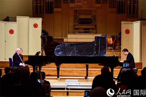 英國(guó)皇家音樂學(xué)院教授朱利安-雅格布森和旅英鋼琴家李勁峰演奏《黃河鋼琴協(xié)奏曲》。楊浩鵬攝