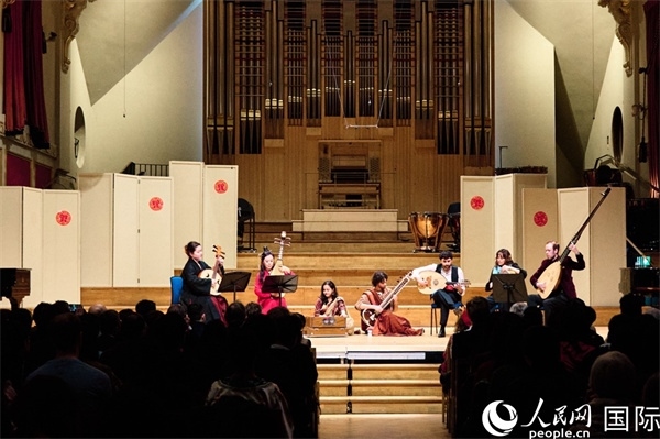 英國(guó)中樂團(tuán)和倫敦魯特琴樂團(tuán)演奏《絲綢之韻》。楊浩鵬攝