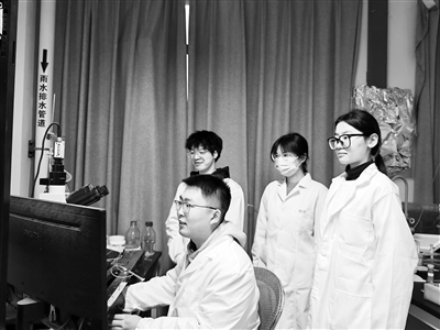 西安交通大學(xué)教授王昌河團(tuán)隊(duì)在進(jìn)行多巴胺分泌電化學(xué)檢測(cè)。受訪(fǎng)者供圖