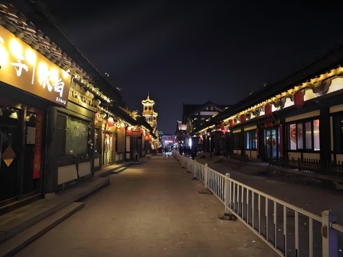 道歉公告發(fā)布后，夜晚10時的古城。人民網(wǎng)記者 黃鈺攝