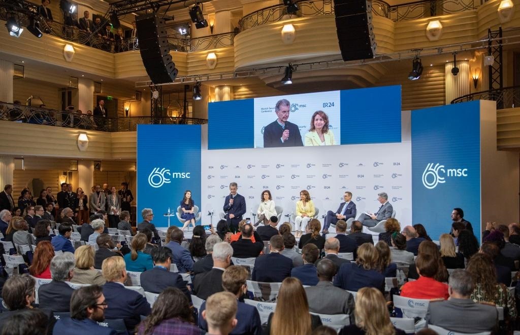 2024年2月18日，慕安會(huì)主席克里斯托夫·霍伊斯根（中左二）在德國(guó)慕尼黑舉行的第60屆慕尼黑安全會(huì)議上發(fā)表閉幕致辭。新華社記者 張帆 攝