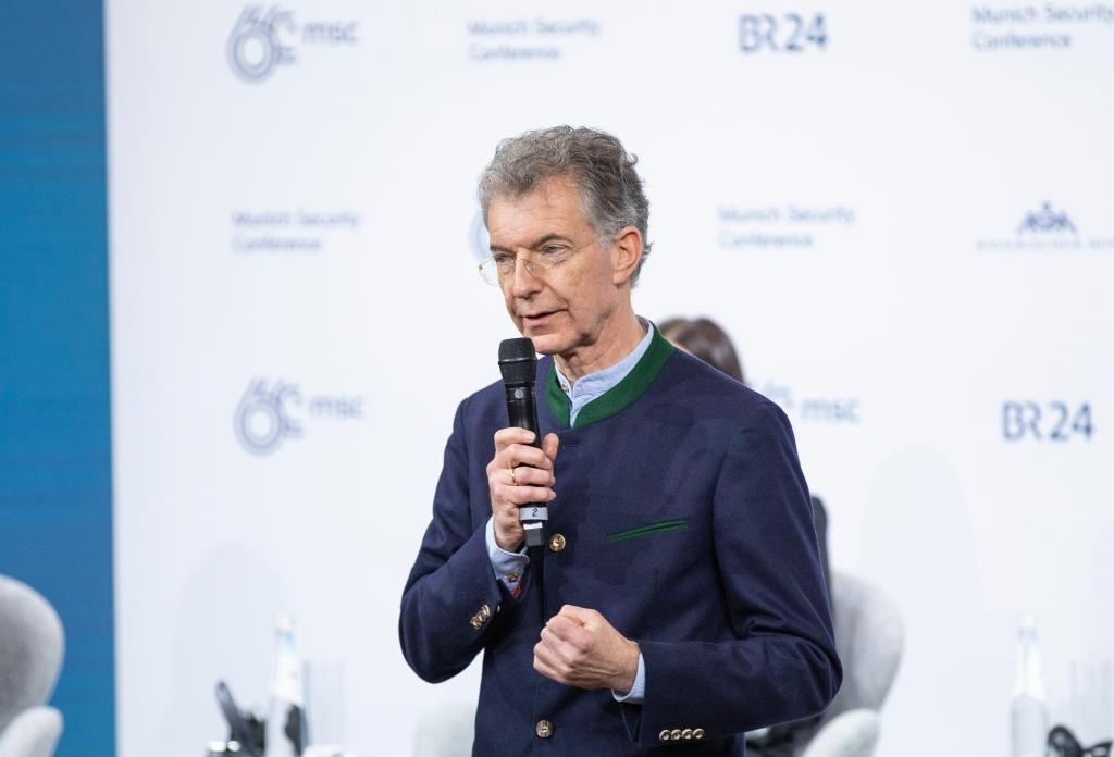 2024年2月18日，慕安會(huì)主席克里斯托夫·霍伊斯根在德國(guó)慕尼黑舉行的第60屆慕尼黑安全會(huì)議上發(fā)表閉幕致辭。新華社記者 張帆 攝