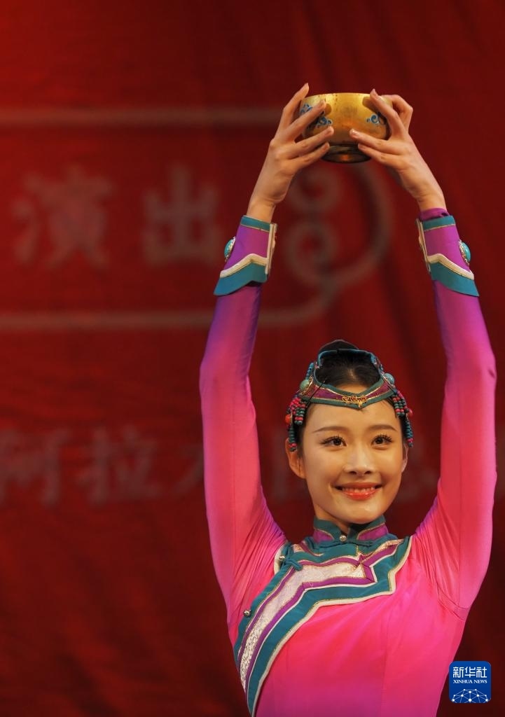 2月11日，在哈薩克斯坦阿拉木圖的阿拜國家歌劇和芭蕾舞劇院，中國演員表演舞蹈。新華社記者 趙宇 攝