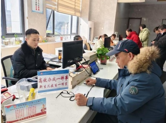 市民在 “高效辦成一件事” 窗口辦理業(yè)務(wù)。彭雪松攝