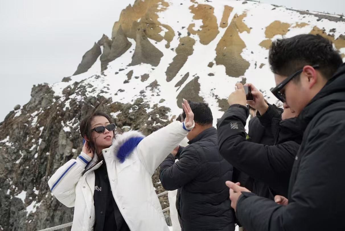 長(zhǎng)白山天池旁游客拍照留念。人民網(wǎng) 皇甫萬(wàn)里攝