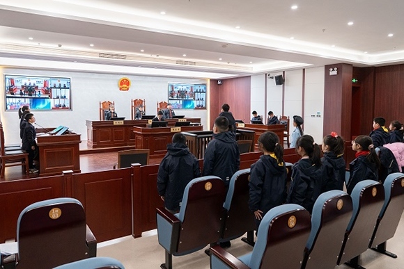 圖③：同學(xué)們開展模擬法庭活動(dòng)。