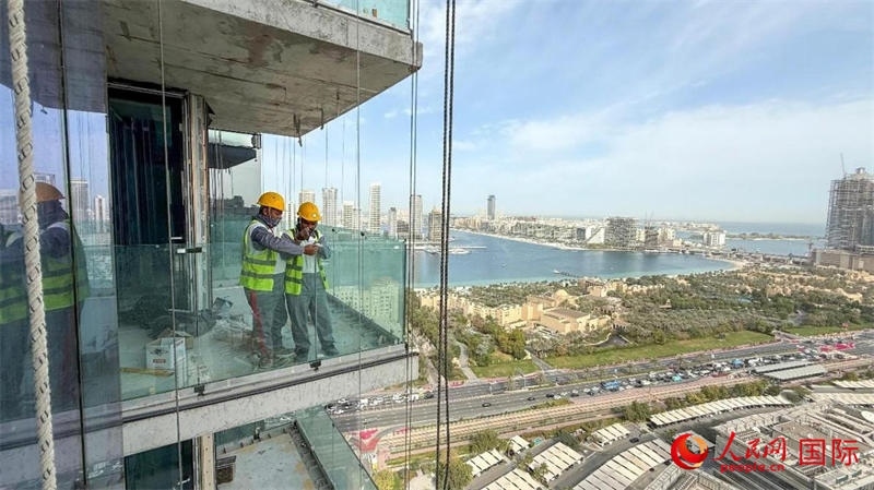 工人正在高層作業(yè)。人民網(wǎng)塔里克·易卜拉欣攝