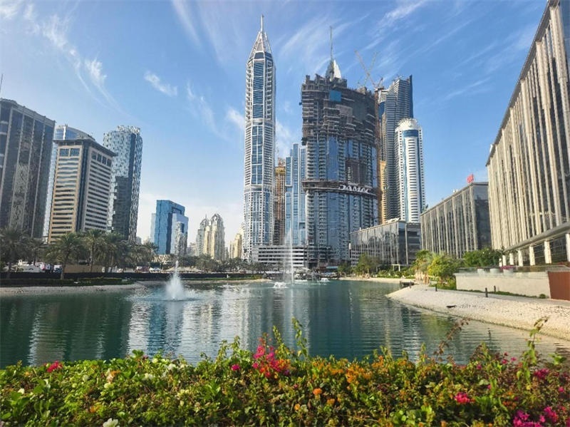 正在建設(shè)中的卡瓦利卡薩高層住宅項目（圖中有腳手架建筑）。 中建中東供圖 