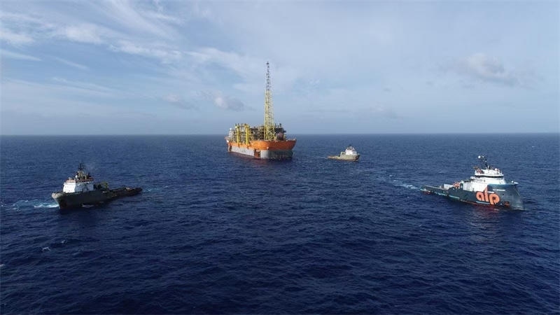 布濟(jì)烏斯七期項(xiàng)目浮式生產(chǎn)儲(chǔ)卸油裝置抵達(dá)油田區(qū)域。巴西國家石油公司供圖