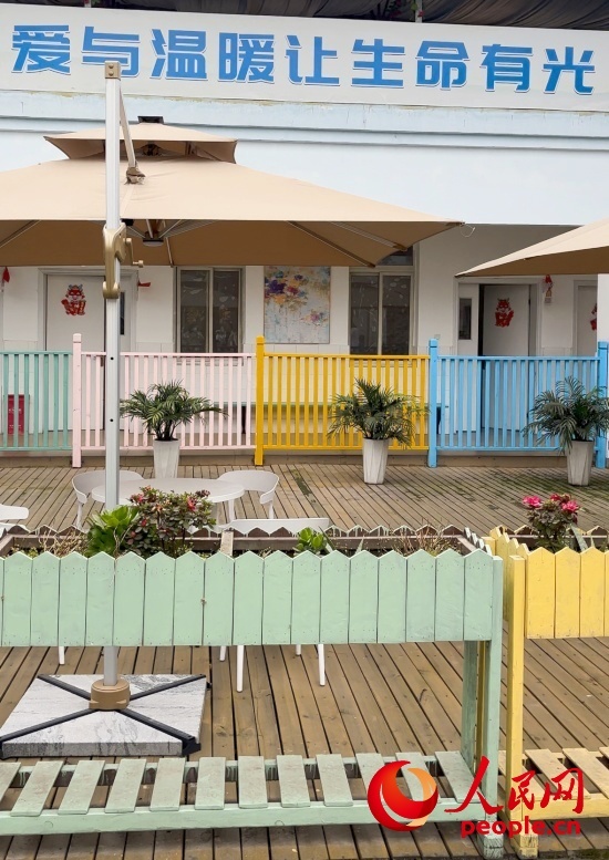 為讓“老小孩”住著開心，南泉鎮(zhèn)衛(wèi)生院設(shè)計成幼兒園風(fēng)格。人民網(wǎng) 陳葉欣攝