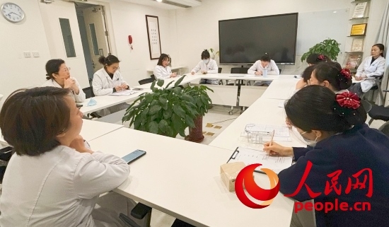 交班會上，海淀醫(yī)院安寧療護(hù)團(tuán)隊討論患者和家屬需求。人民網(wǎng)記者 金慧慧攝