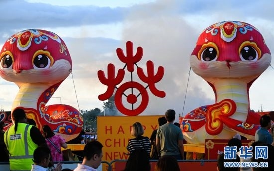 圖為游客在2025年奧克蘭元宵燈節(jié)游覽。（圖片由奧克蘭中國(guó)文化中心提供）