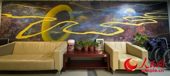 清華長庚醫(yī)院掛著一幅名為“生命長河”的畫，家屬將離世親人的名字寫在上面。人民網(wǎng) 陳葉欣攝