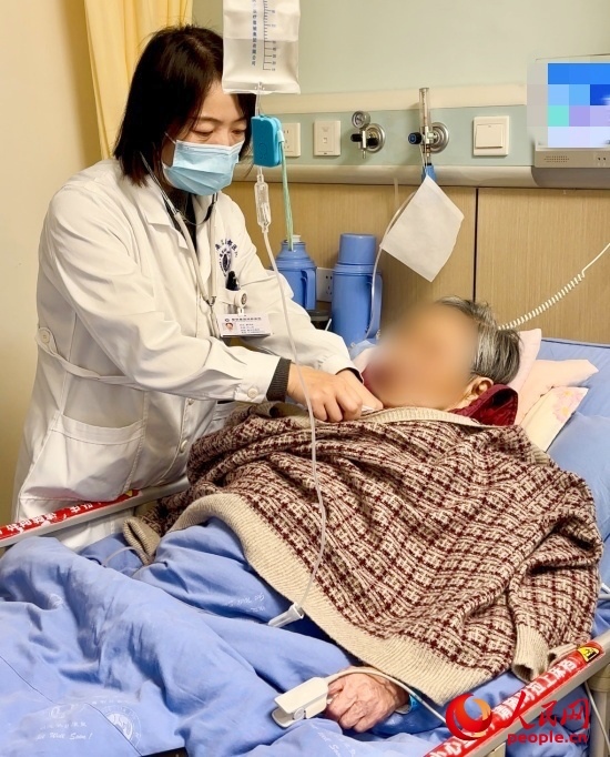 廖澤燕為張婆婆聽診。人民網(wǎng)記者 金慧慧攝