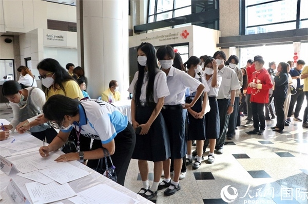 獻(xiàn)血者排隊填寫報名表。朱瀟逸攝