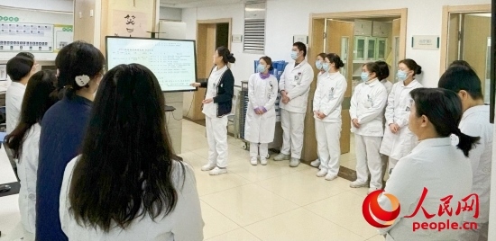 華西第四醫(yī)院姑息醫(yī)學(xué)科交班會上，護士介紹患者情況。人民網(wǎng)記者 金慧慧攝