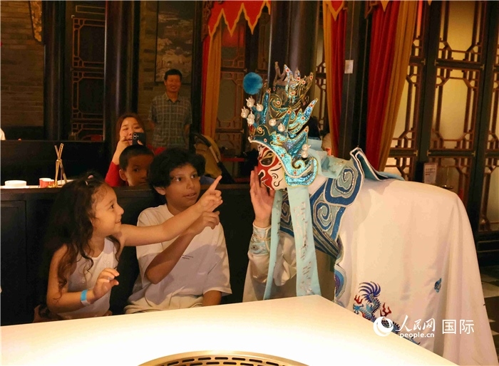 迪拜火鍋店里的川劇變臉表演。 人民網(wǎng)記者 管克江攝