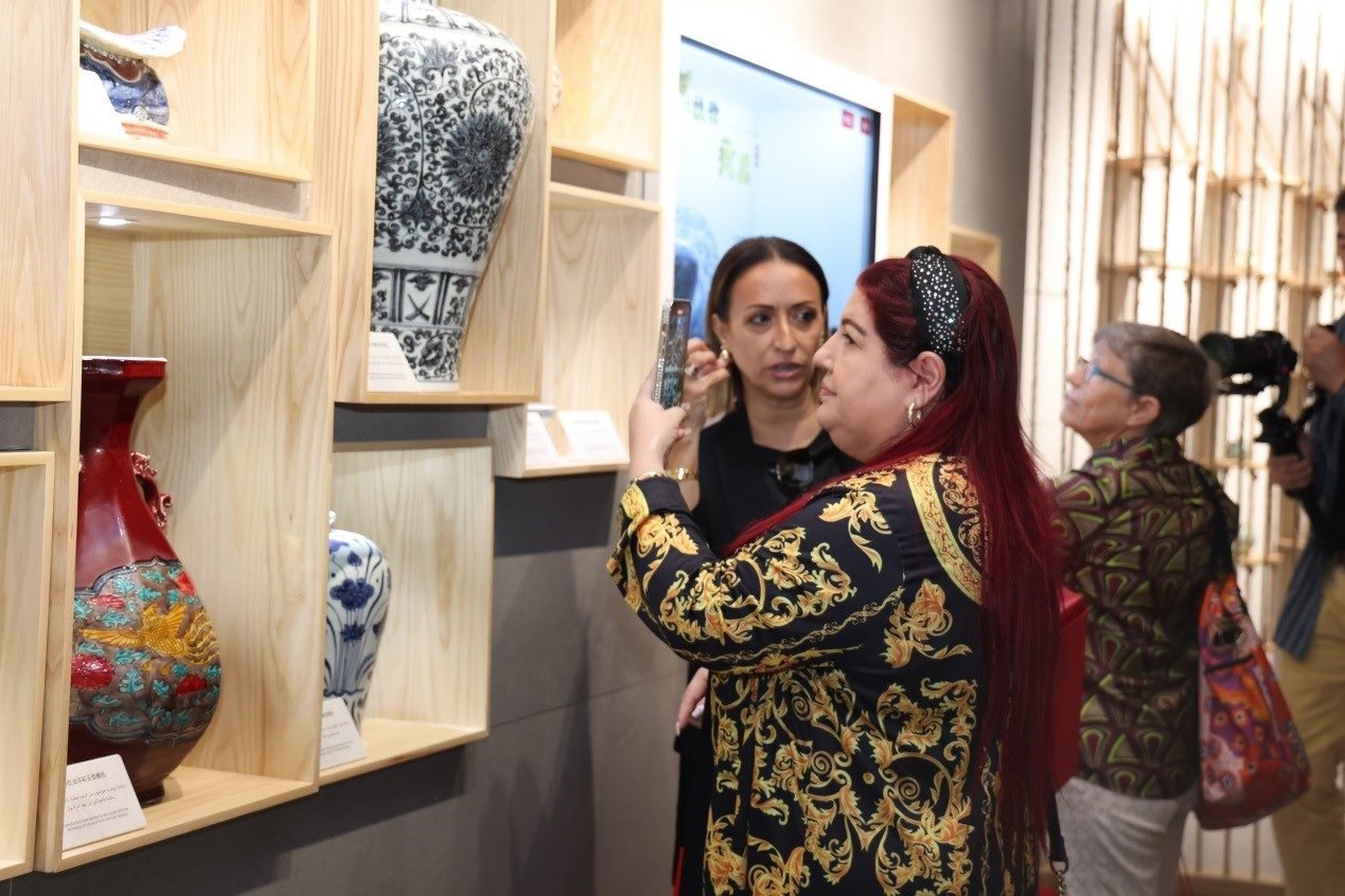 嘉賓了解中國瓷器。人民網(wǎng)記者 任皓宇攝