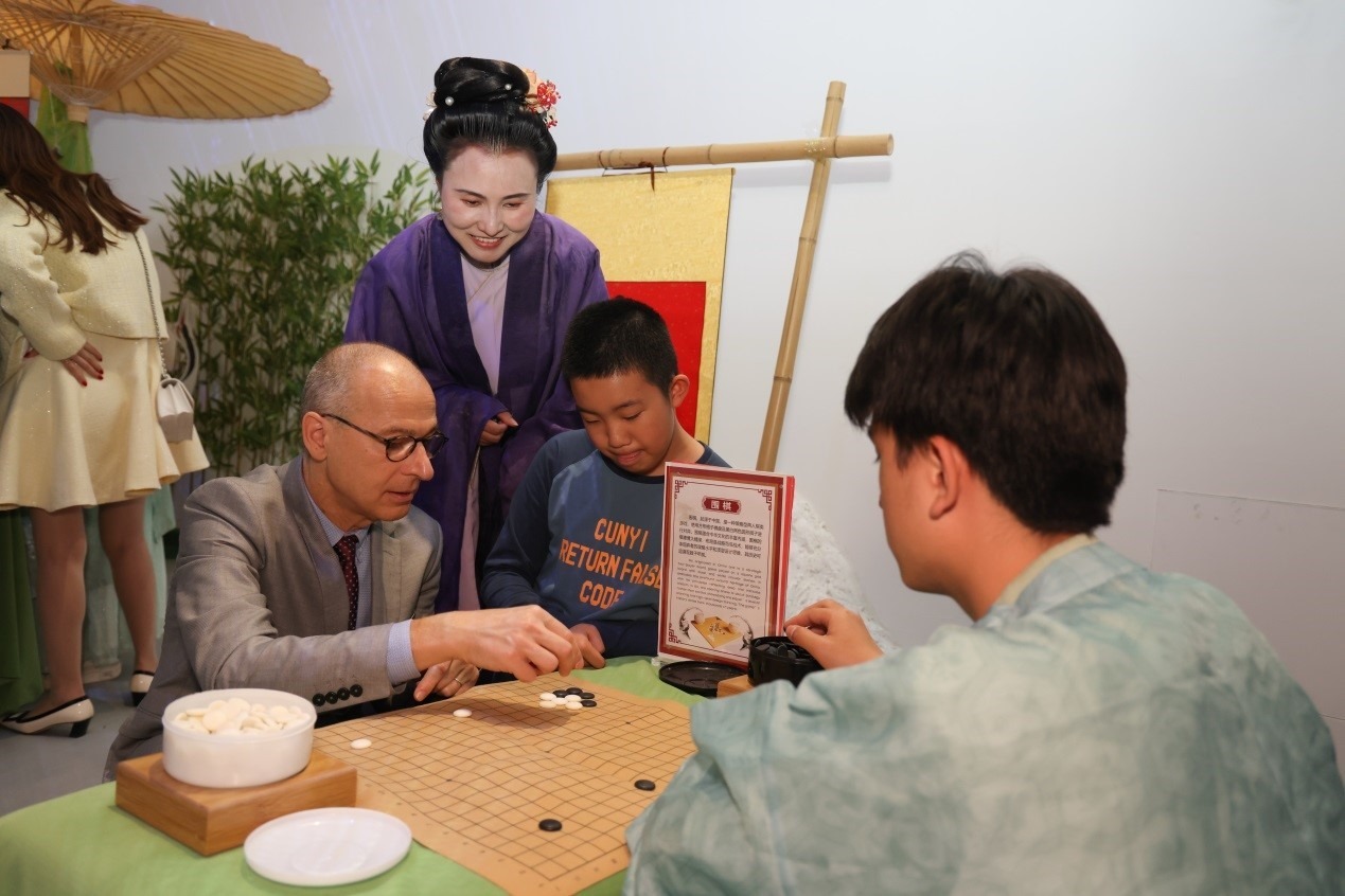 嘉賓體驗圍棋對弈。人民網(wǎng)記者 任皓宇攝