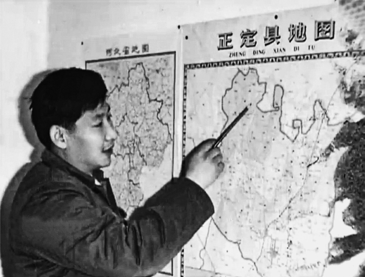 習近平在辦公室地圖前謀劃正定的發(fā)展。（圖源：《讓群眾過上好日子——習近平正定足跡》）