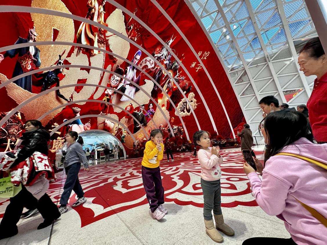 乙巳蛇年春節(jié)期間，影迷在《哪吒之魔童鬧?！肪薹笄芭恼沾蚩ā? style=