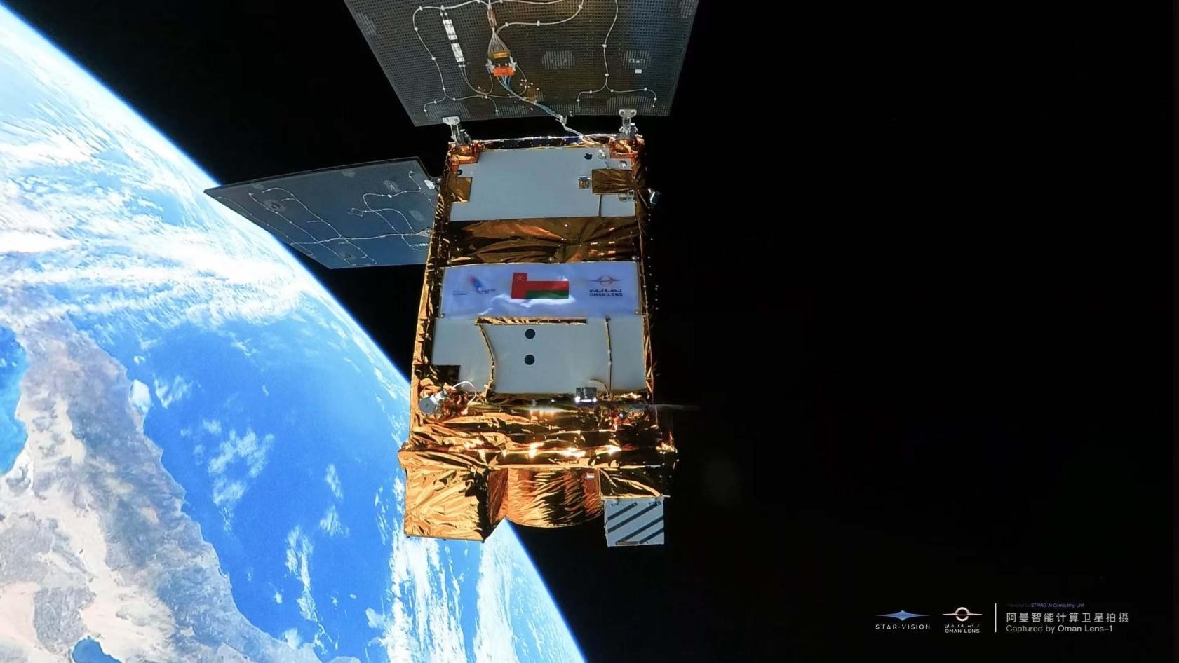 阿曼智能遙感衛(wèi)星一號(hào)近日在太空中自拍。阿曼蘭斯航天公司供圖