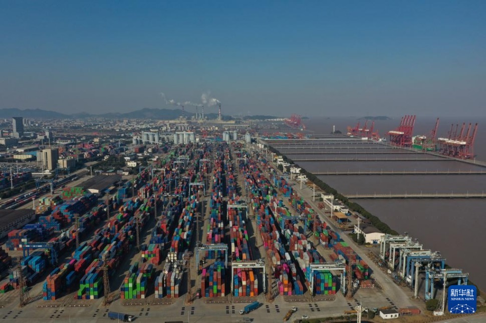  1月24日拍攝的寧波舟山港北侖港區(qū)集裝箱碼頭。 新華社記者 黃宗治 攝