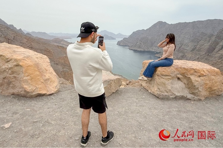 圖為游客參觀阿曼北部穆桑代姆峽灣。人民網(wǎng) 塔里克·易卜拉欣攝