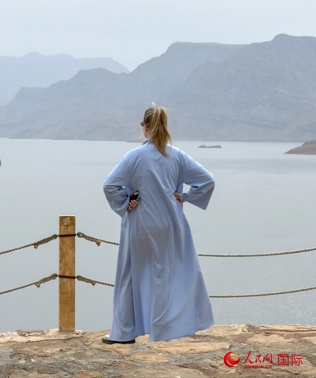 圖為一名游客正在俯瞰阿拉伯灣。人民網(wǎng) 塔里克·易卜拉欣攝