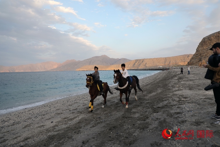 圖為游客在穆桑代姆一處海灘公園休閑玩耍。人民網(wǎng)記者 沈小曉攝