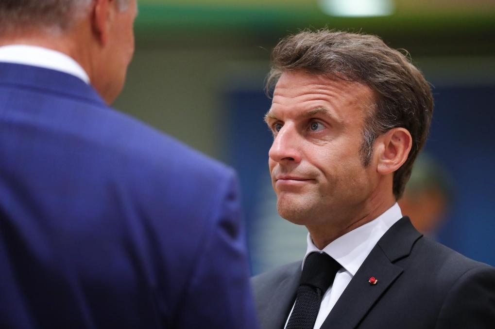 2023年6月29日，在比利時(shí)布魯塞爾，法國(guó)總統(tǒng)馬克龍（右）準(zhǔn)備出席歐盟峰會(huì)。新華社記者鄭煥松攝