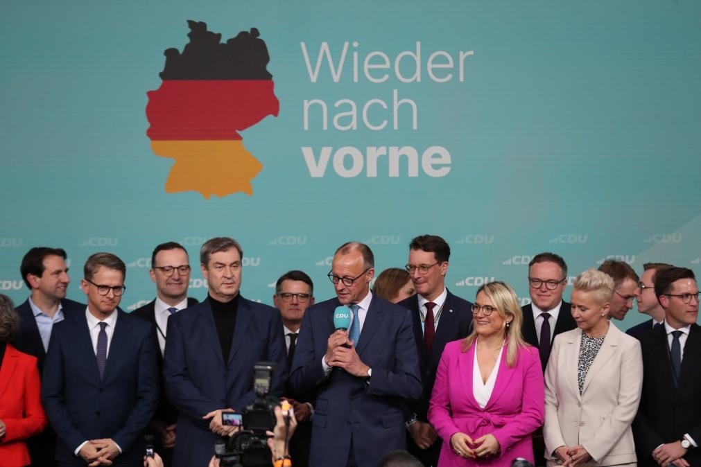 2月23日，在德國柏林的基督教民主聯(lián)盟總部，聯(lián)盟黨總理候選人默茨（中）在出口民調(diào)顯示領(lǐng)先后接受祝賀。新華社記者杜哲宇攝