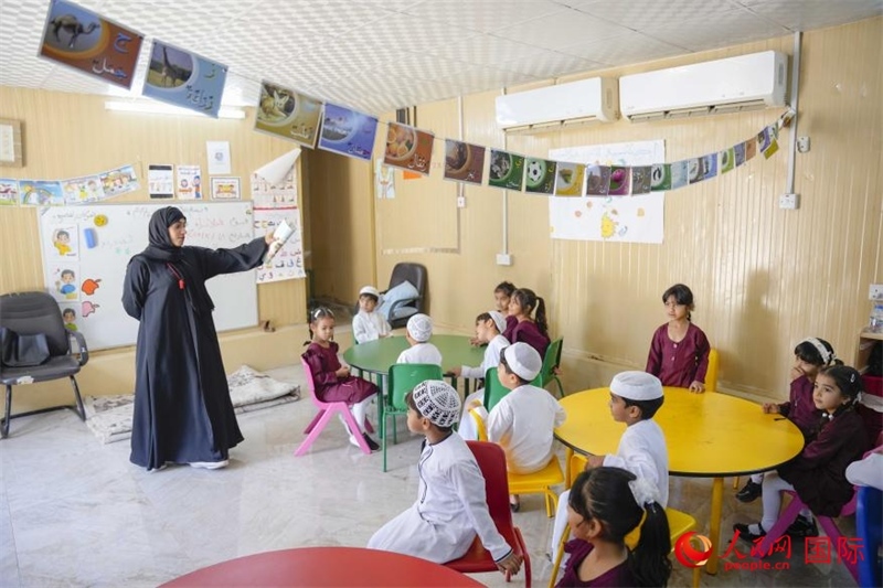 在庫(kù)姆扎爾的學(xué)校，老師正在給孩子們上課。人民網(wǎng) 塔里克·易卜拉欣攝