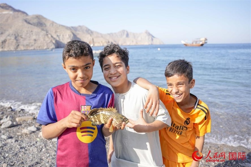 在海邊玩耍的孩子們。人民網(wǎng) 塔里克·易卜拉欣攝