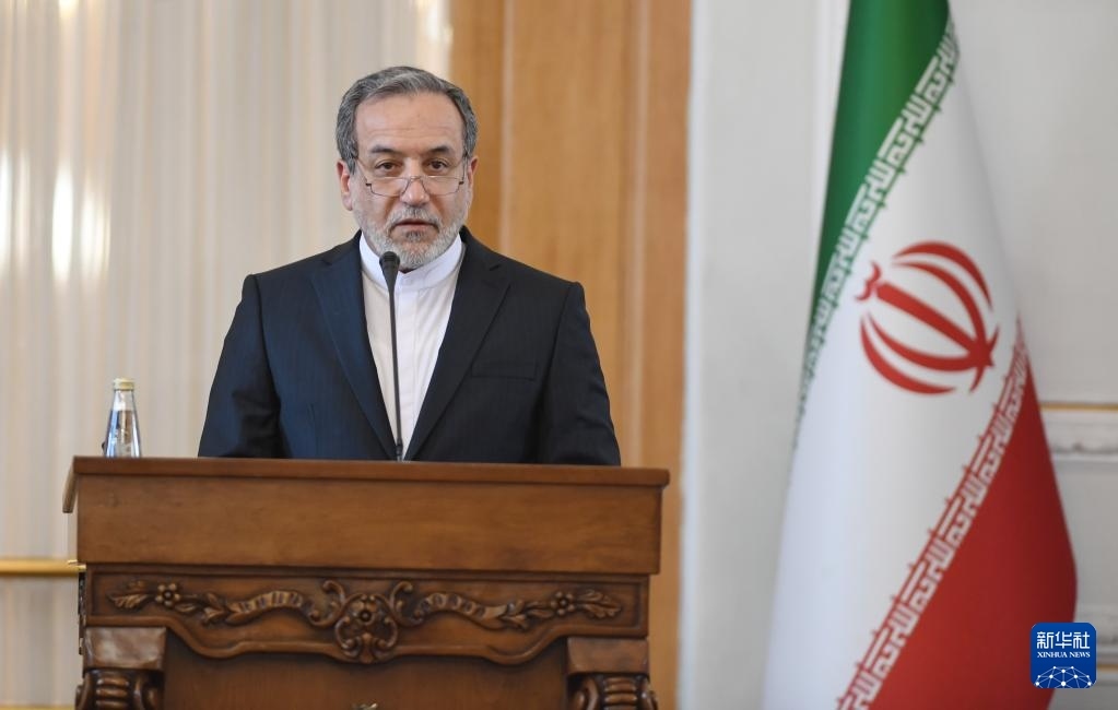 2月25日，在伊朗德黑蘭，伊朗外交部長(zhǎng)阿拉格齊出席聯(lián)合新聞發(fā)布會(huì)。新華社記者 沙達(dá)提 攝