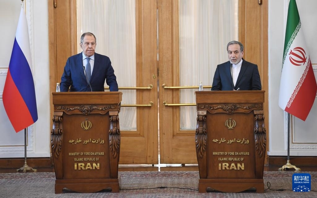 2月25日，在伊朗德黑蘭，伊朗外交部長(zhǎng)阿拉格齊（右）與俄羅斯外長(zhǎng)拉夫羅夫出席聯(lián)合新聞發(fā)布會(huì)。新華社記者 沙達(dá)提 攝