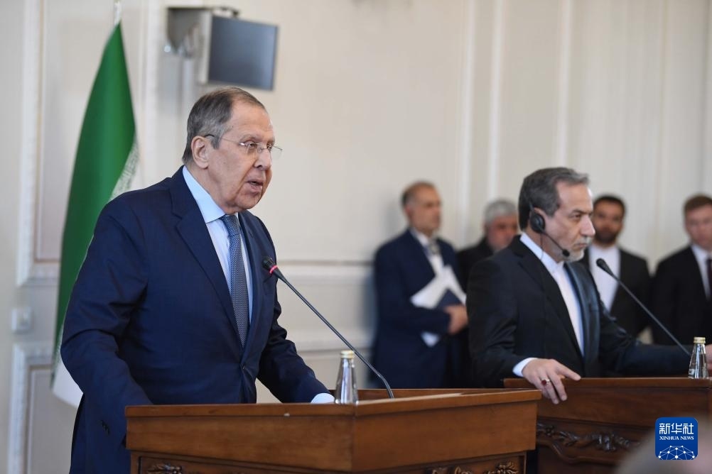 2月25日，在伊朗德黑蘭，俄羅斯外長(zhǎng)拉夫羅夫（左）與伊朗外交部長(zhǎng)阿拉格齊出席聯(lián)合新聞發(fā)布會(huì)。新華社記者 沙達(dá)提 攝