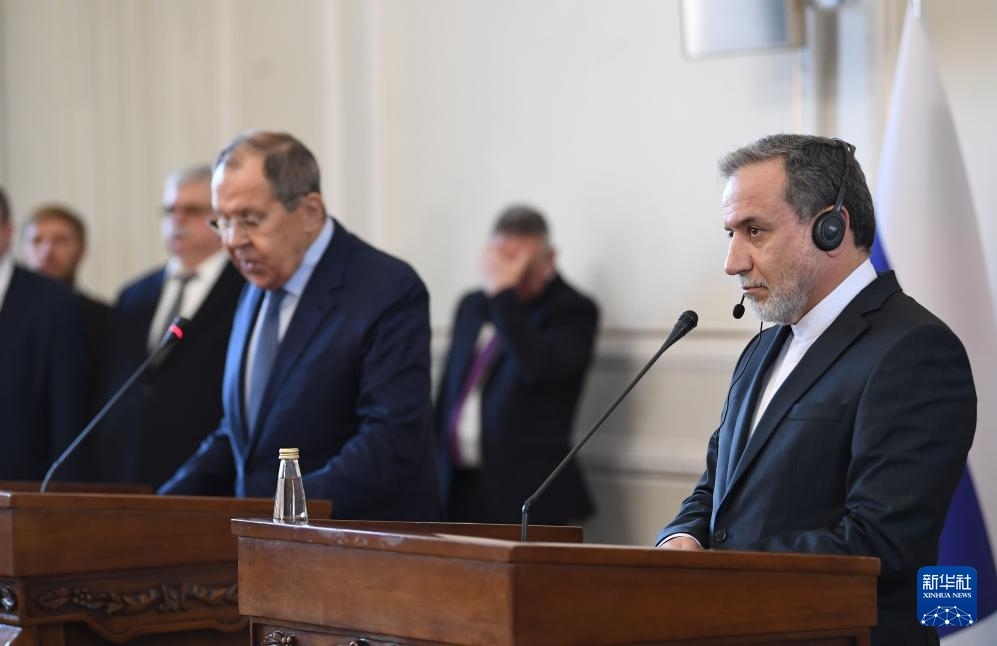 2月25日，在伊朗德黑蘭，伊朗外交部長(zhǎng)阿拉格齊（右）與俄羅斯外長(zhǎng)拉夫羅夫出席聯(lián)合新聞發(fā)布會(huì)。新華社記者 沙達(dá)提 攝