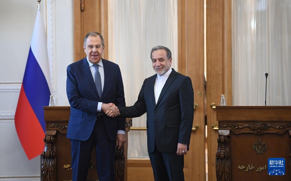 2月25日，在伊朗德黑蘭，伊朗外交部長(zhǎng)阿拉格齊（右）與俄羅斯外長(zhǎng)拉夫羅夫出席聯(lián)合新聞發(fā)布會(huì)。新華社記者 沙達(dá)提 攝