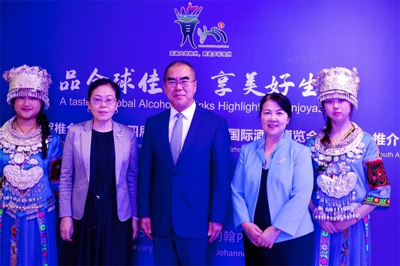 潘慶江總領(lǐng)事與王洪波秘書(shū)長(zhǎng)合影。（南非貴州商會(huì)供圖）