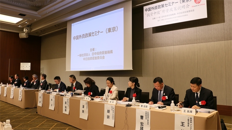 商務(wù)部和工業(yè)和信息化部相關(guān)司局負(fù)責(zé)人進(jìn)行政策說明以及答疑解惑。人民網(wǎng) 許可攝