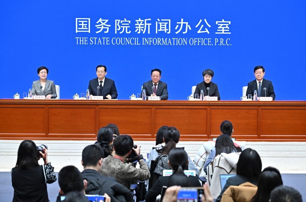 2月28日，國務(wù)院新聞辦公室在北京舉行國務(wù)院政策例行吹風會，民政部副部長唐承沛、財政部副部長郭婷婷、自然資源部副部長許大純、住房城鄉(xiāng)建設(shè)部副部長姜萬榮和國務(wù)院新聞辦公室新聞發(fā)言人介紹2024年國務(wù)院部門辦理全國人大代表建議和全國政協(xié)提案工作有關(guān)情況，并答記者問。新華社記者 李鑫 攝