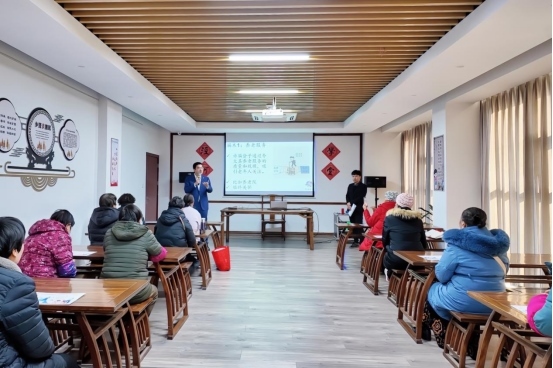 實踐支隊隊員在涇河村進行反詐宣講。學校供圖