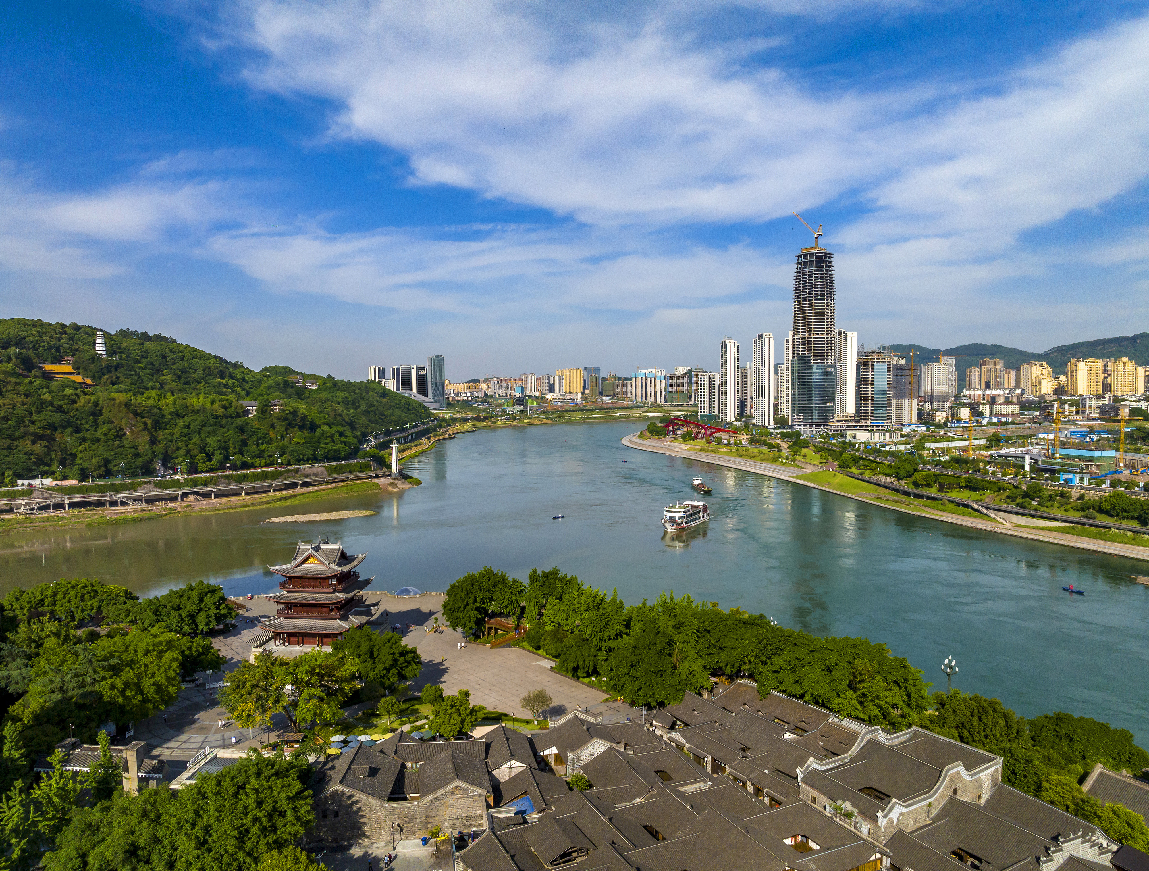 “長江首城”四川宜賓，經(jīng)過長江生態(tài)綜合治理后的三江交匯處風光。