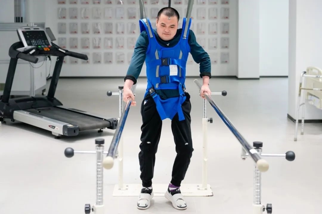 在術(shù)后第14天，患者依靠自身運(yùn)動(dòng)意圖行走。復(fù)旦大學(xué)供圖