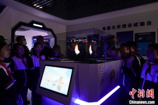 圖為學(xué)生們參觀道里區(qū)消防救援大隊(duì)消防科普體驗(yàn)館內(nèi)幻影成像燃燒三要素實(shí)驗(yàn)臺。中新社記者 趙宇航 攝