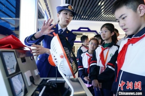 圖為學(xué)生們參觀道里區(qū)消防救援大隊(duì)消防科普體驗(yàn)館內(nèi)電器火災(zāi)演示實(shí)驗(yàn)臺。中新社記者 趙宇航 攝