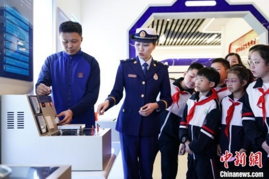 圖為學(xué)生們參觀道里區(qū)消防救援大隊(duì)消防科普體驗(yàn)館內(nèi)電器火災(zāi)演示實(shí)驗(yàn)臺。中新社記者 趙宇航 攝